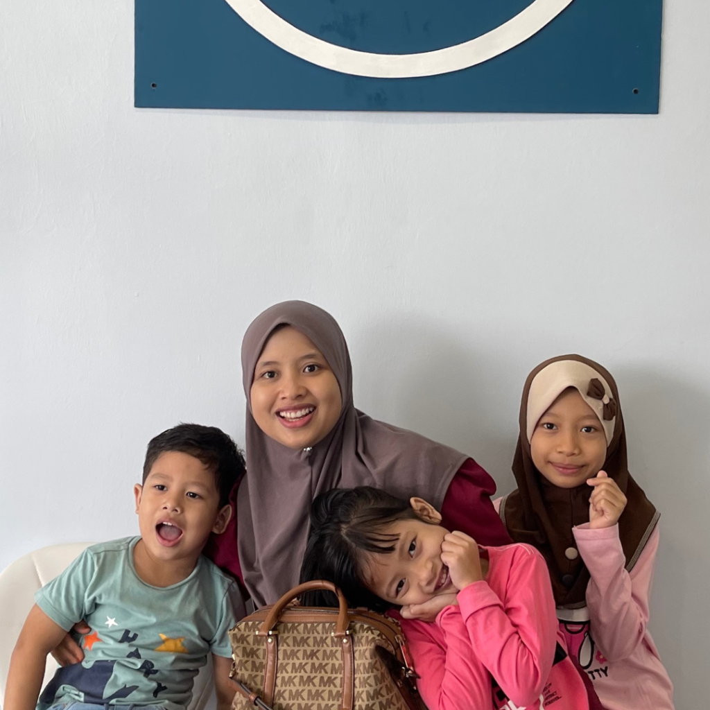 a family choose Klinik Gigi Alam Dental Hutan Melintang Teluk Intan for dental treatment